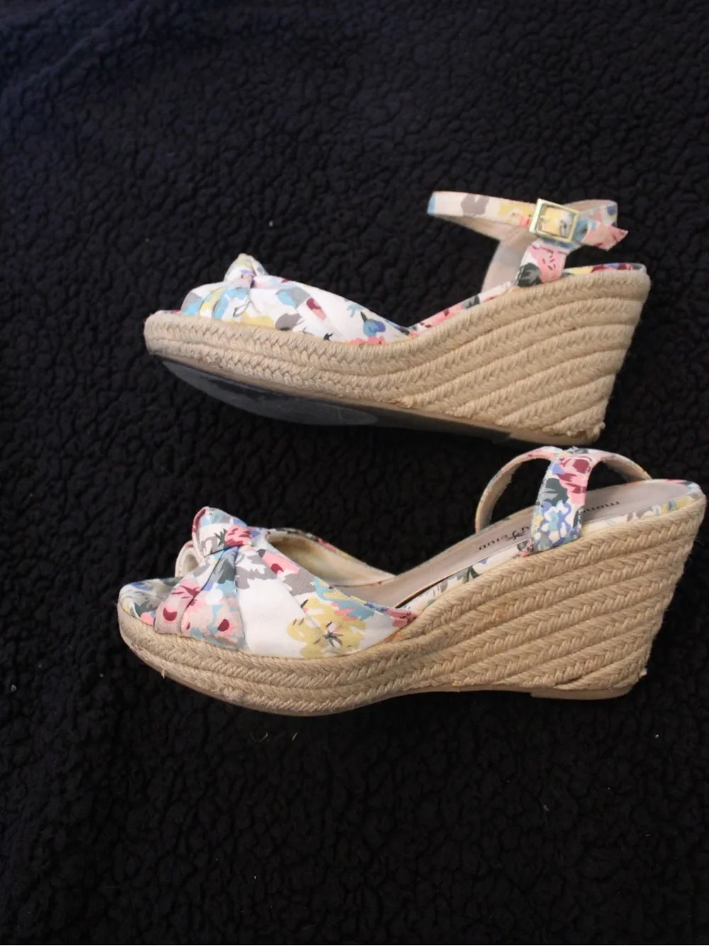 Floral wedge sandals